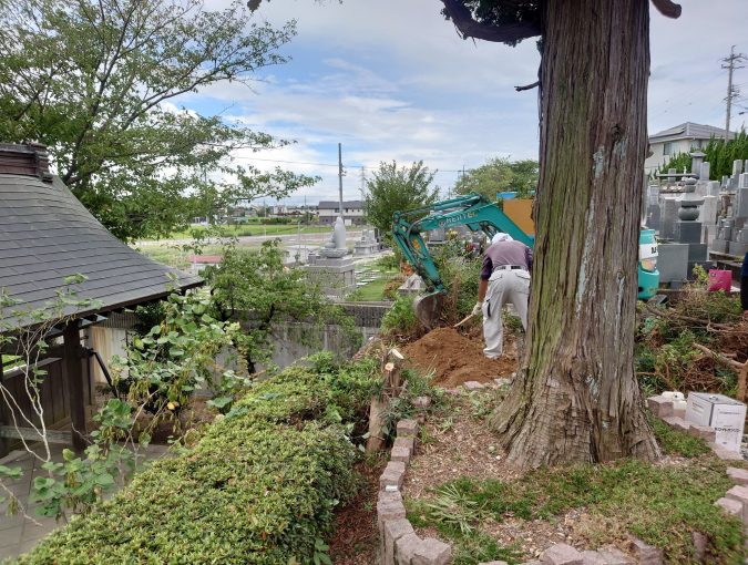 戦没者の合祀塔を建てるための整備をしています